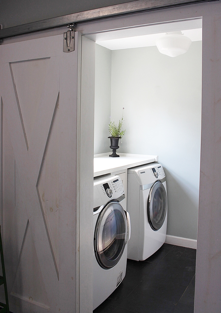 minimal-rustic-laundry-room