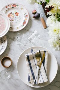 Best of Etsy : Vintage Plates for a Spring Table