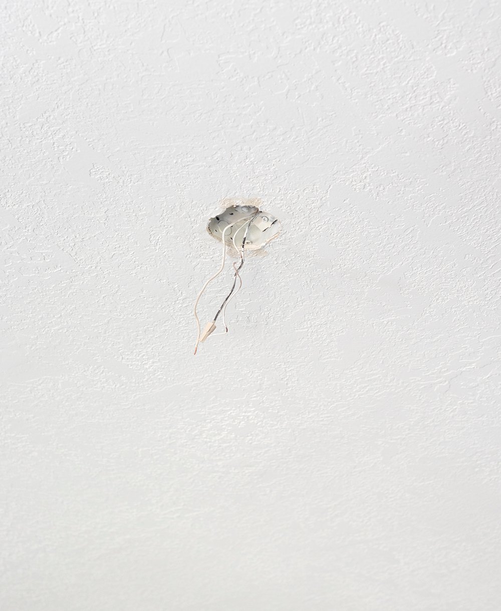 How to Install a Ceiling Medallion - roomfortuesday.com