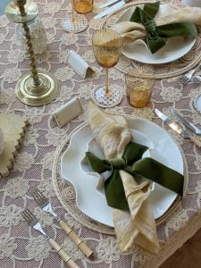 Roundup: Holiday Tablescape