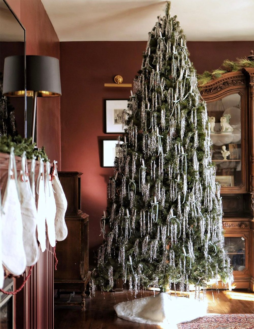 10 Holiday & Winter Vignettes to Admire - roomfortuesday.com