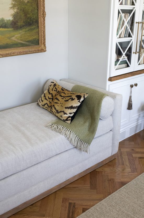 Daybeds With Bolster Pillows 550x833 