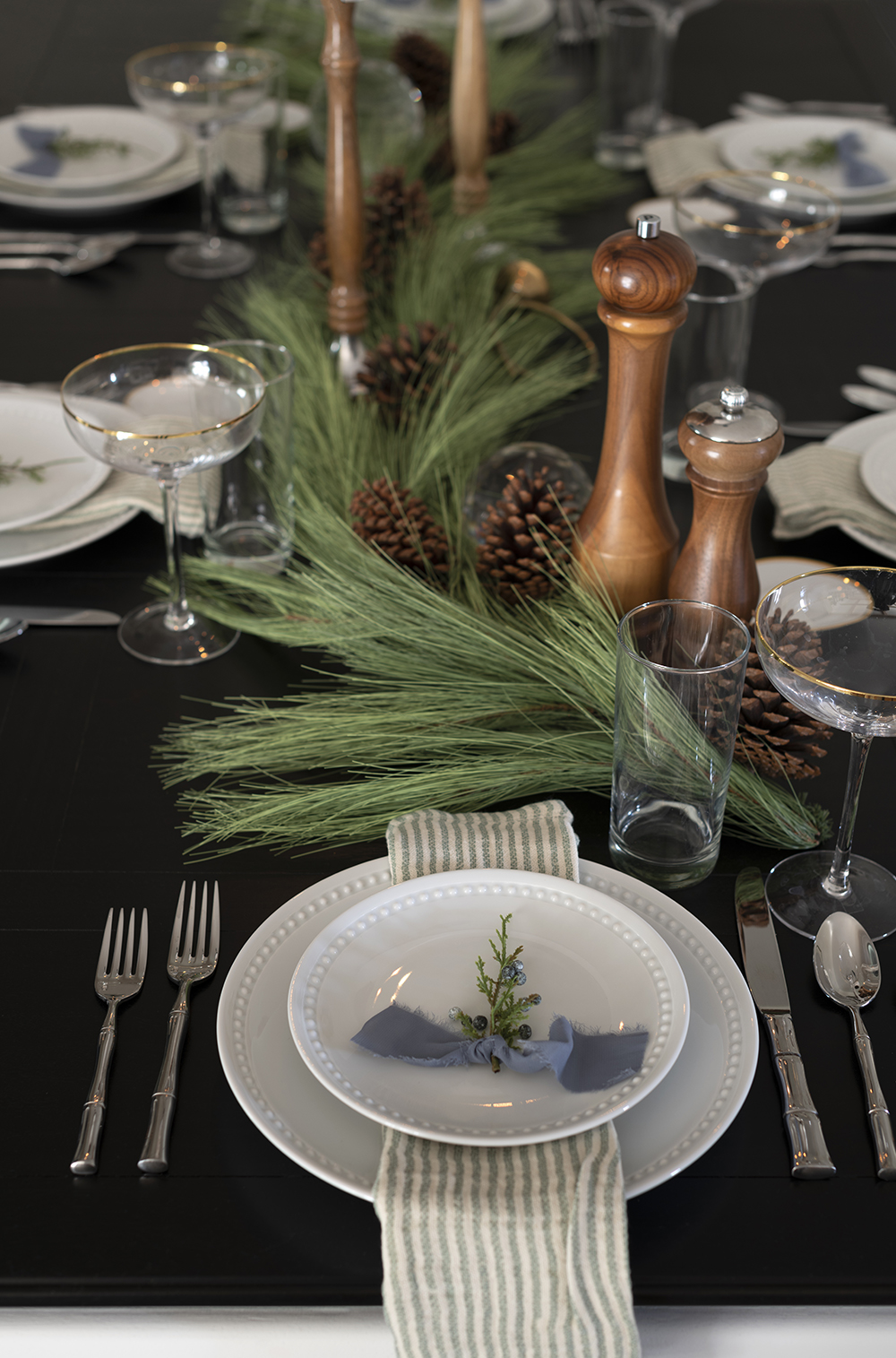 Simple Holiday Tablescape - roomfortuesday.com