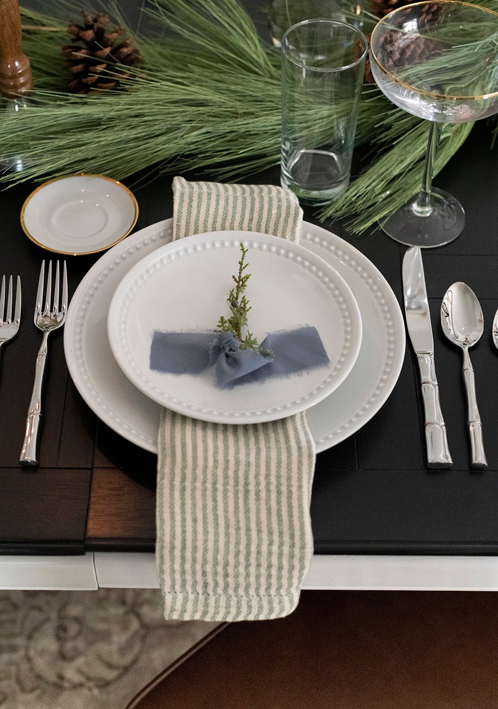 Simple Holiday Tablescape - roomfortuesday.com