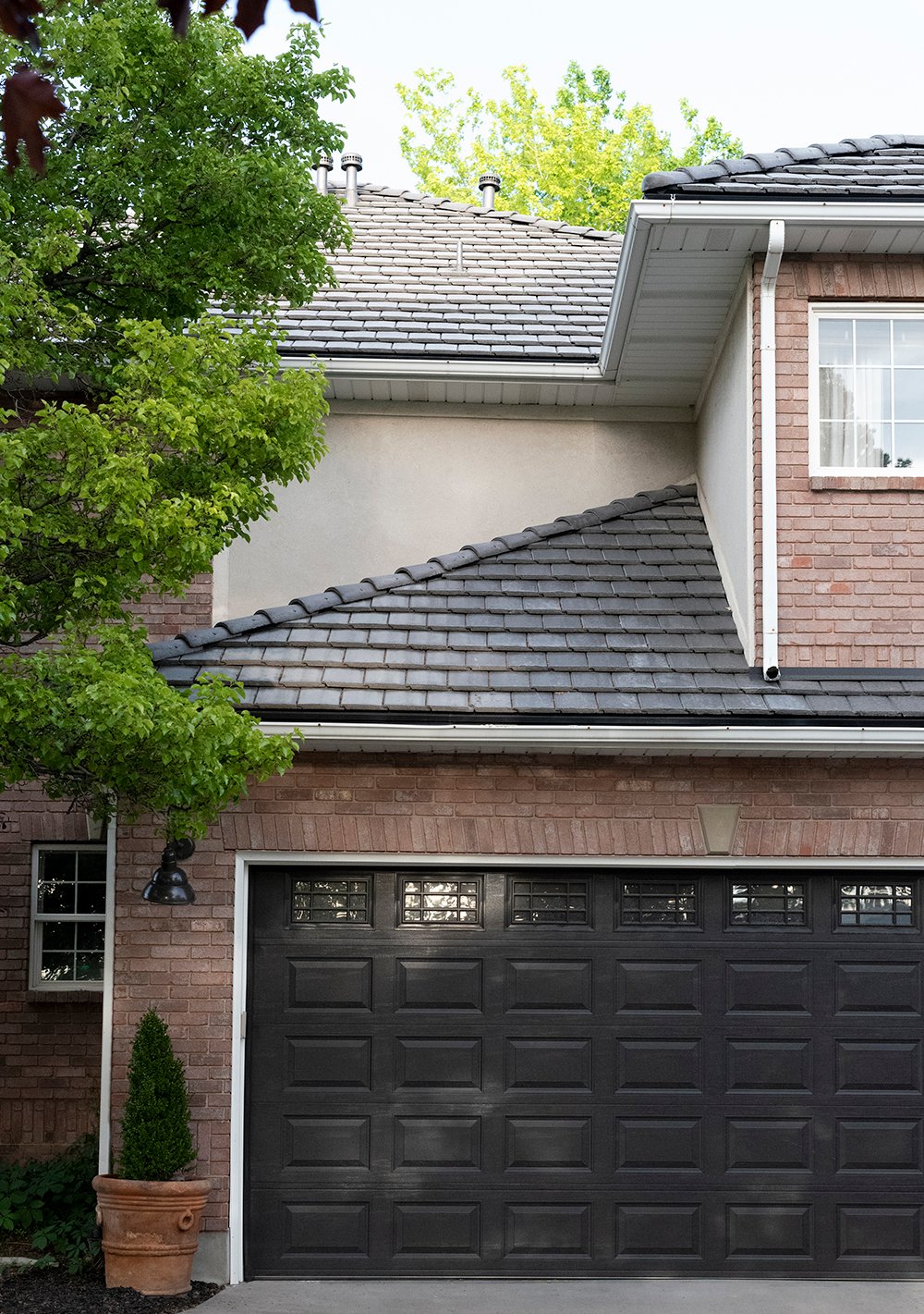 How to Choose The Best Garage Door Style & Color For Your Home - roomfortuesday.com