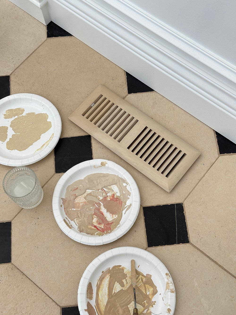 How to Faux Paint a Vent Cover to Seamlessly Blend with Stone - roomfortuesday.com