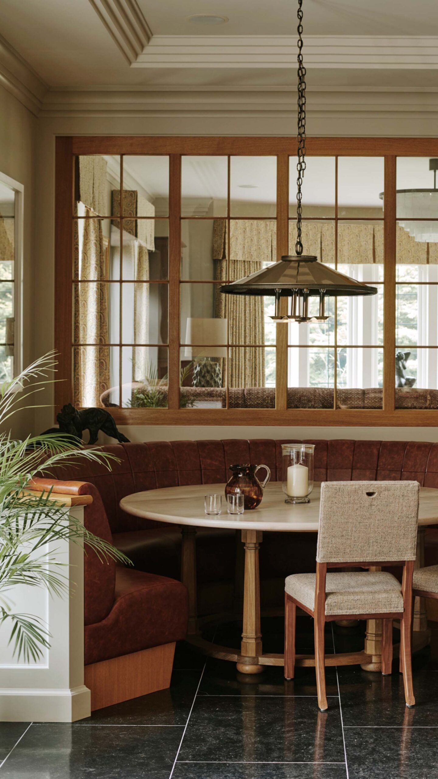 art-deco-inspired-breakfast-nook-with-round-table-and-brass-chandelier