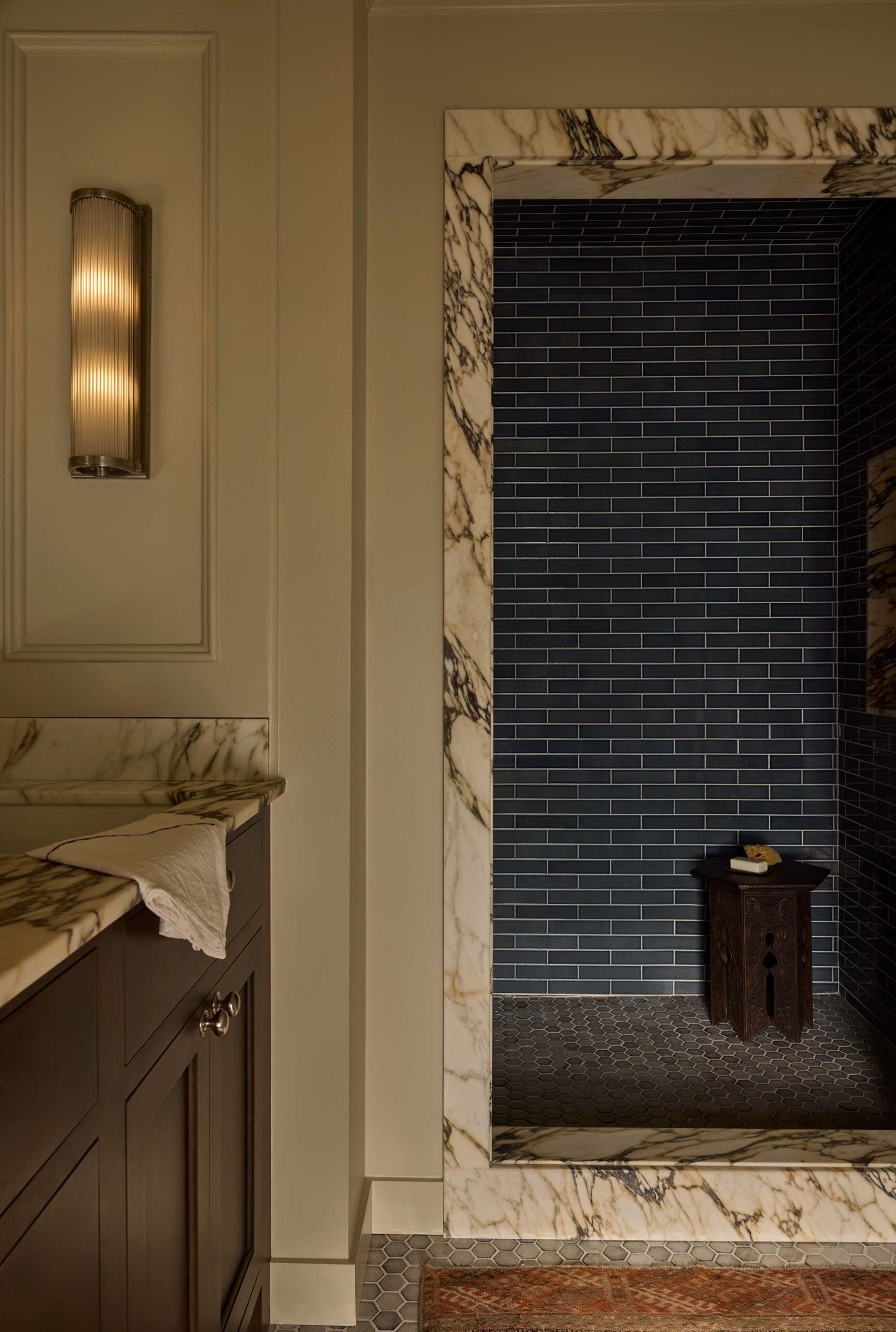 BATHROOM_SHOWER-room-with-contrast-tile