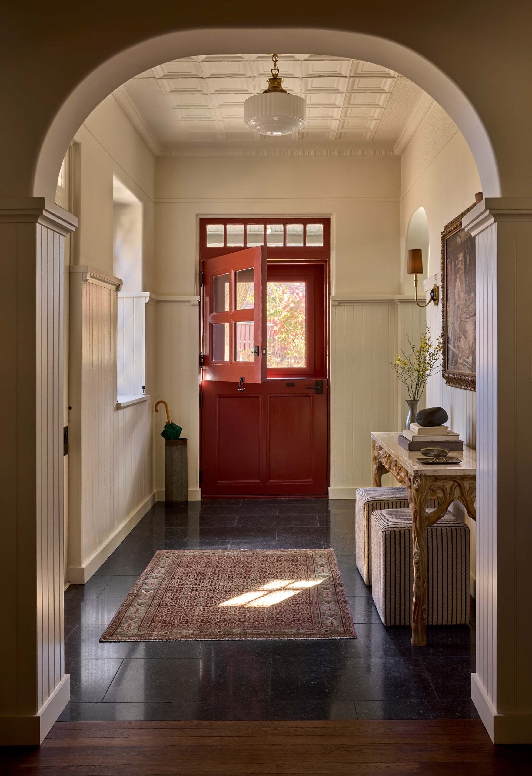 ENTRYWAY_Red-Dutch-Door-Vintage-Rug-and-tabel-with-ottomans
