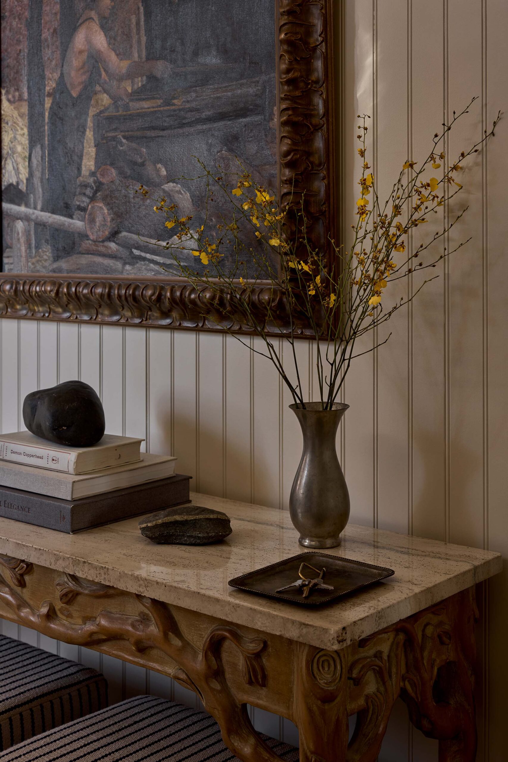 ENTRYWAY_table-with-ottomans-vase-books-and-decor