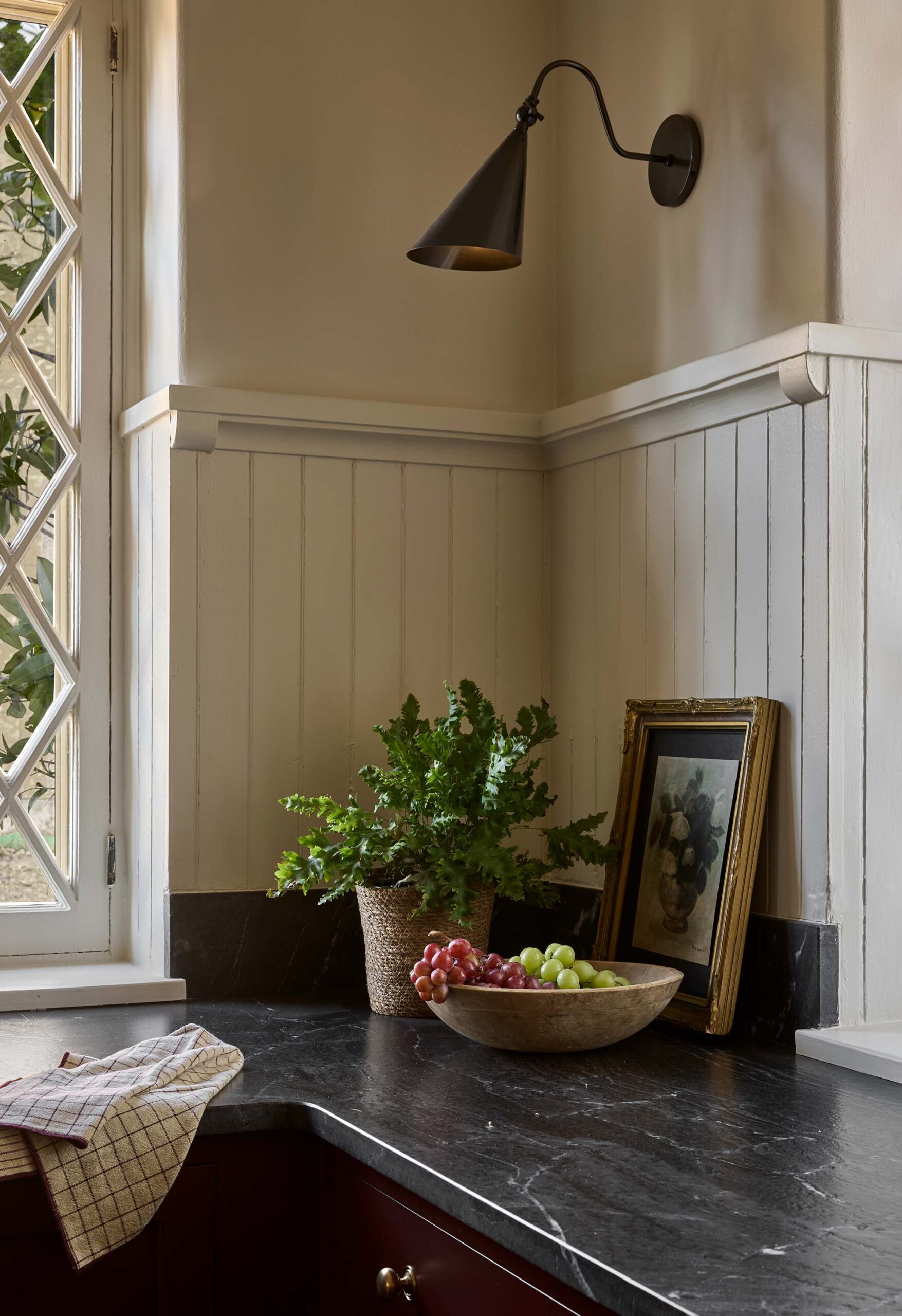KITCHEN_corner-countertop-with-sconce-and-decor