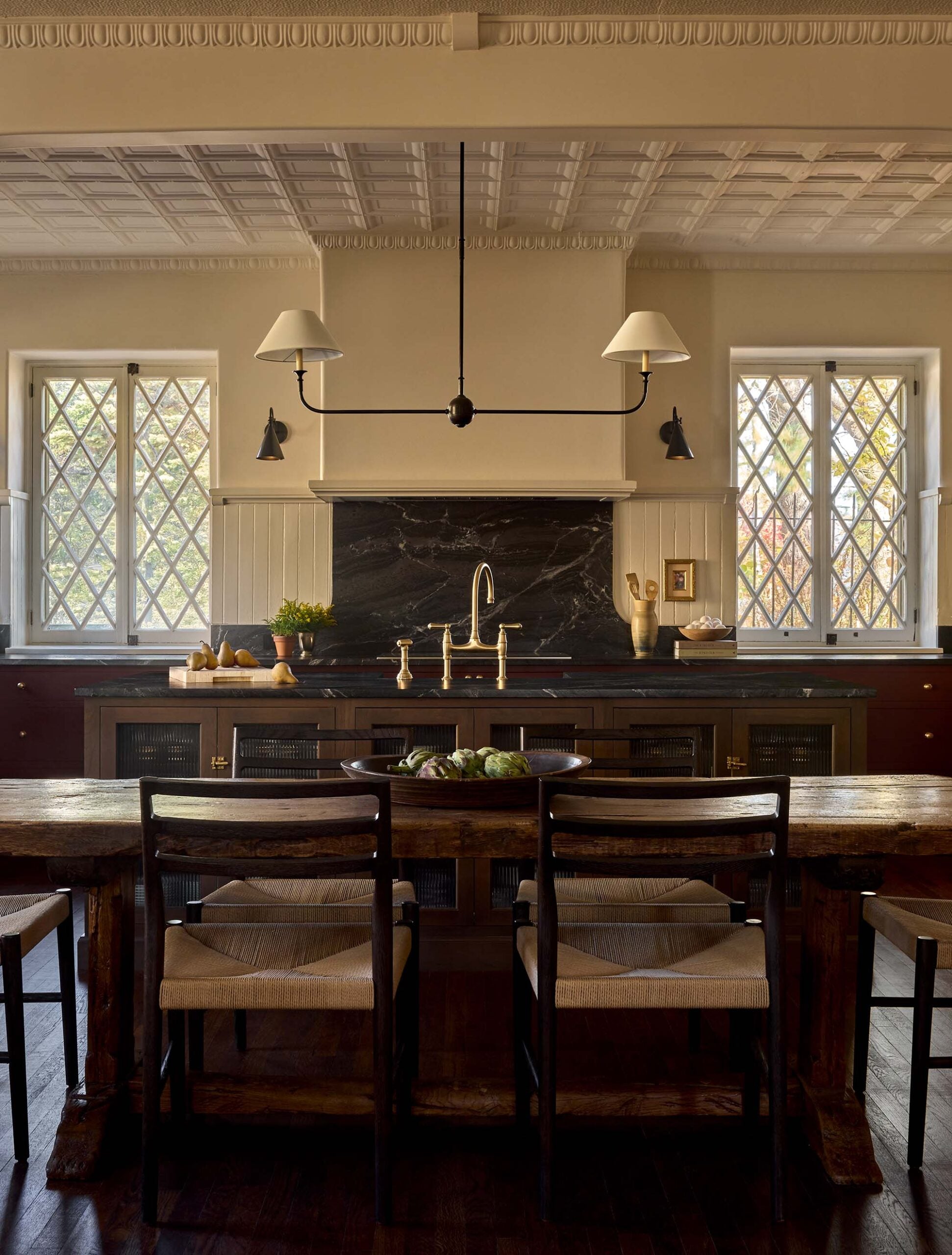 KITCHEN_dining-room-table-with-kitchen-island-and-rangehood