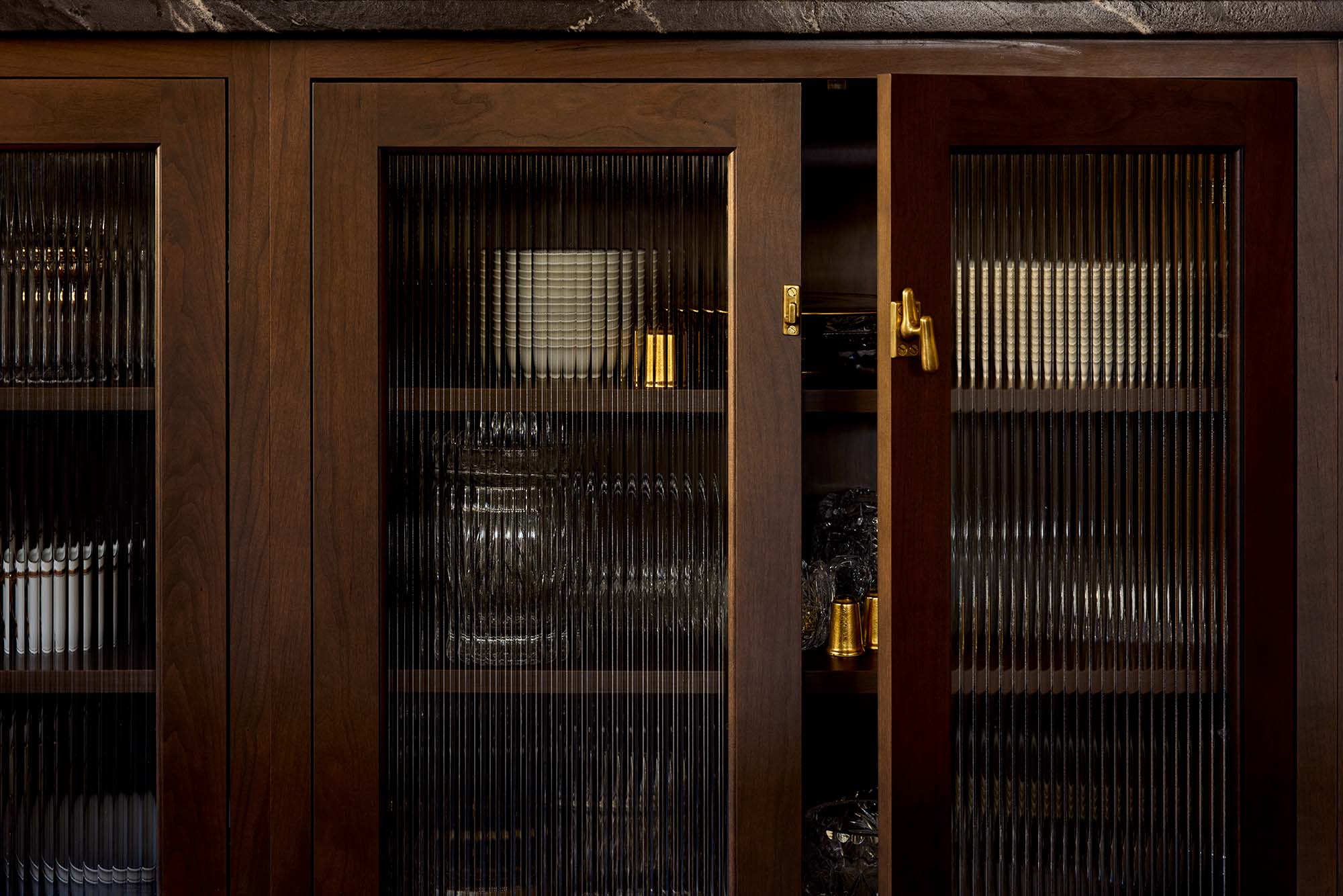 KITCHEN_reeded-glass-cabinet-doors brass hardware