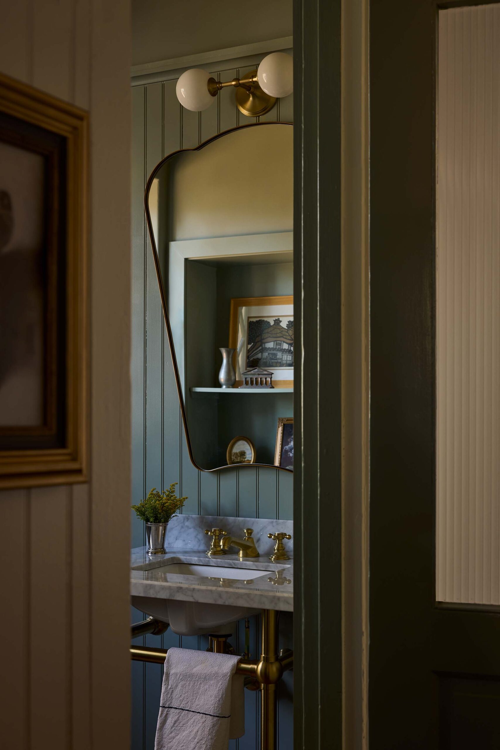 POWDER-ROOM_Sink-with-marble-vanity-top-and-brass-console-legs-mirror-and-sconce