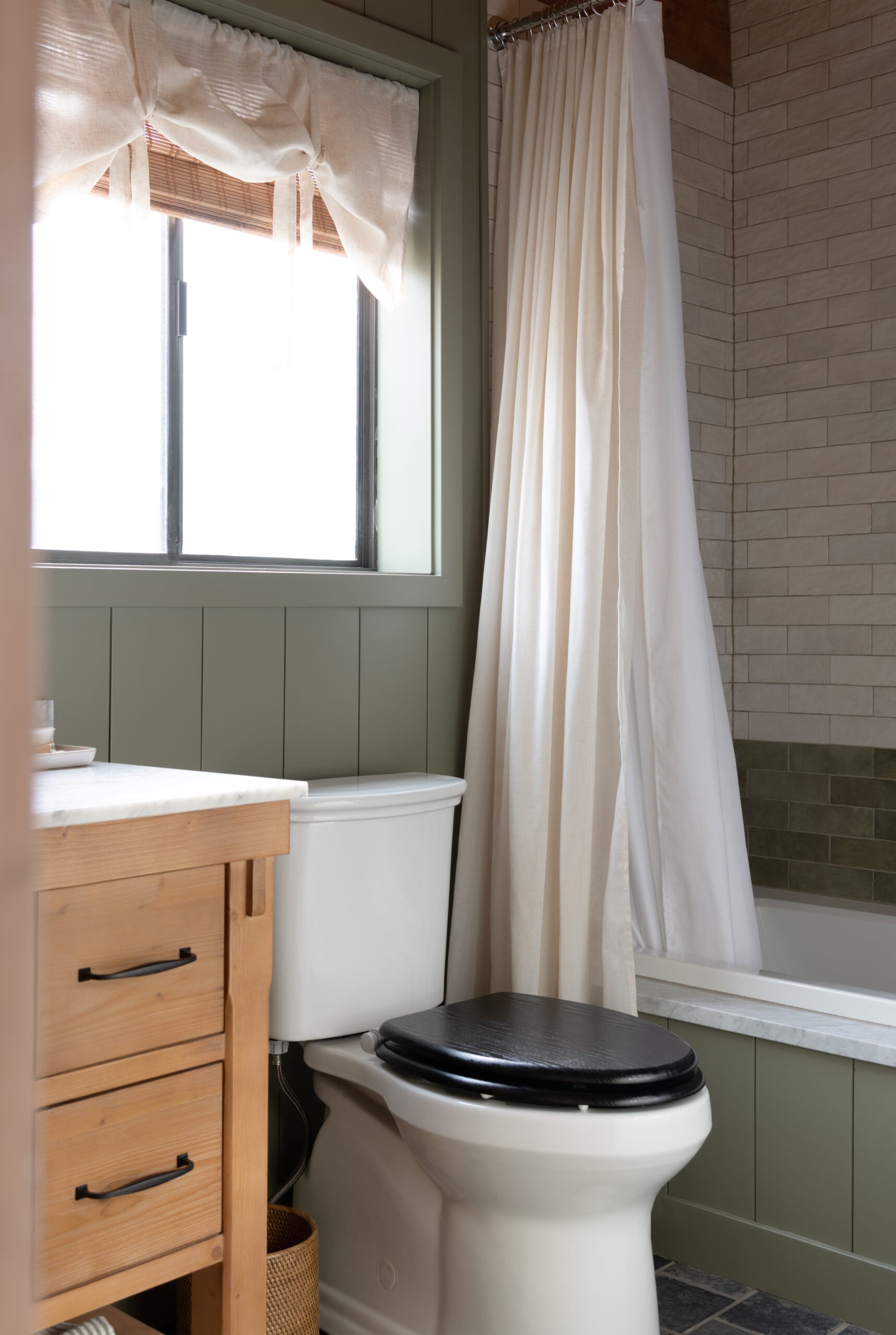 Kohler Batten Toilet with Black Wooden Toilet Seat in Cabin Bathroom